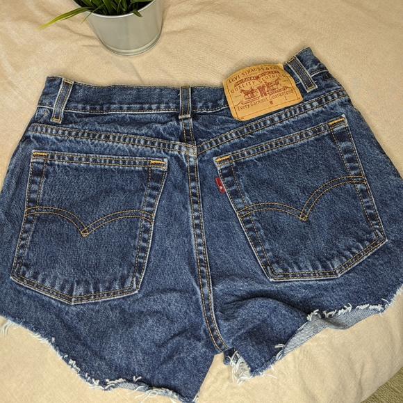 Levi's Denim Shorts- Mid Rise (Size 27) - Picture 4 of 6
